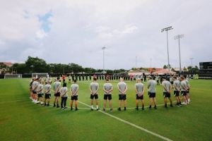 切尔西今日训练前为若塔兄弟默哀：我们与他们的朋友家人同在