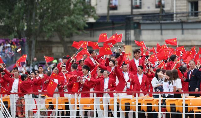 1722018827634005366.jpg 买马挣钱网站app-【图集】中国体育代表团正式亮相 马龙挥舞五星红旗