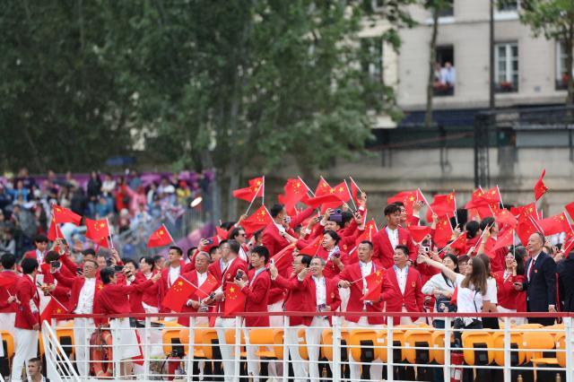 1722018832241097322.jpg 买马挣钱网站app-【图集】中国体育代表团正式亮相 马龙挥舞五星红旗