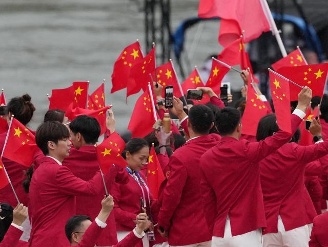 1722018839168058278.jpg 买马挣钱网站app-【图集】中国体育代表团正式亮相 马龙挥舞五星红旗