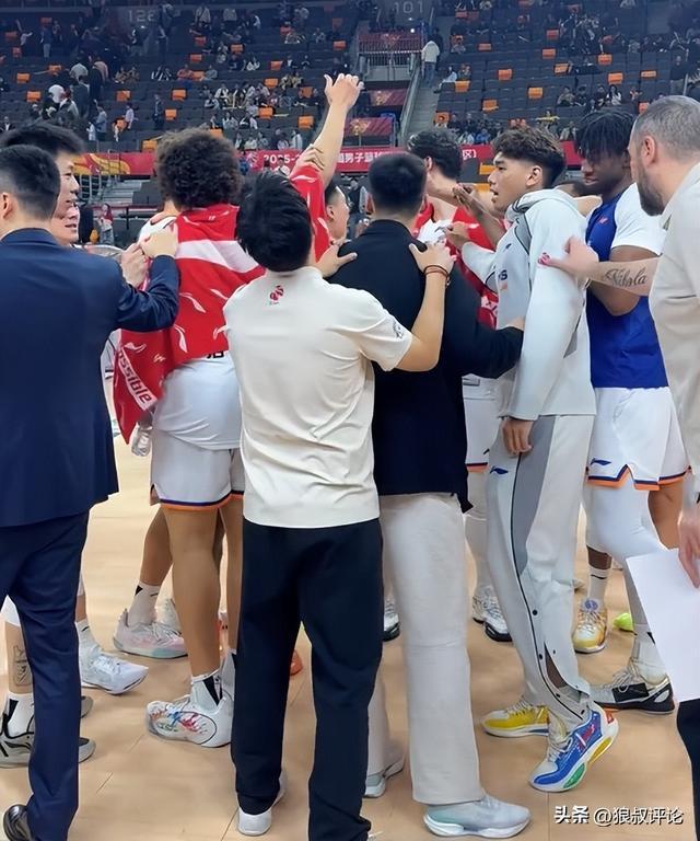 买马挣钱网站app-对阵广东狂轰12分18板3助3帽!卢伟:怀特塞德贡献非常巨大