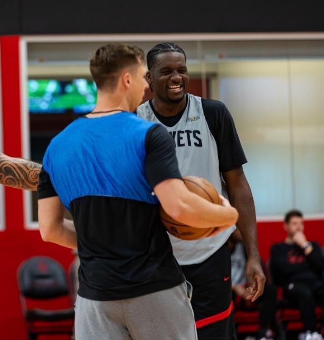 火箭替补席变脸!射手升任首发,中锋又被雪藏,2阵火力降至冰点